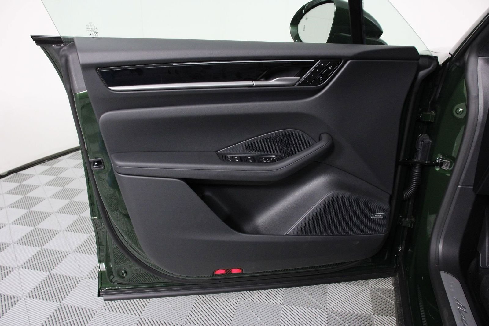 New 2026 Oak Green Metallic Neo Porsche 4 image 21