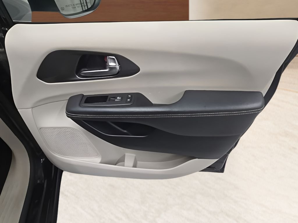 Used 2023 Black Chrysler Touring L image 23