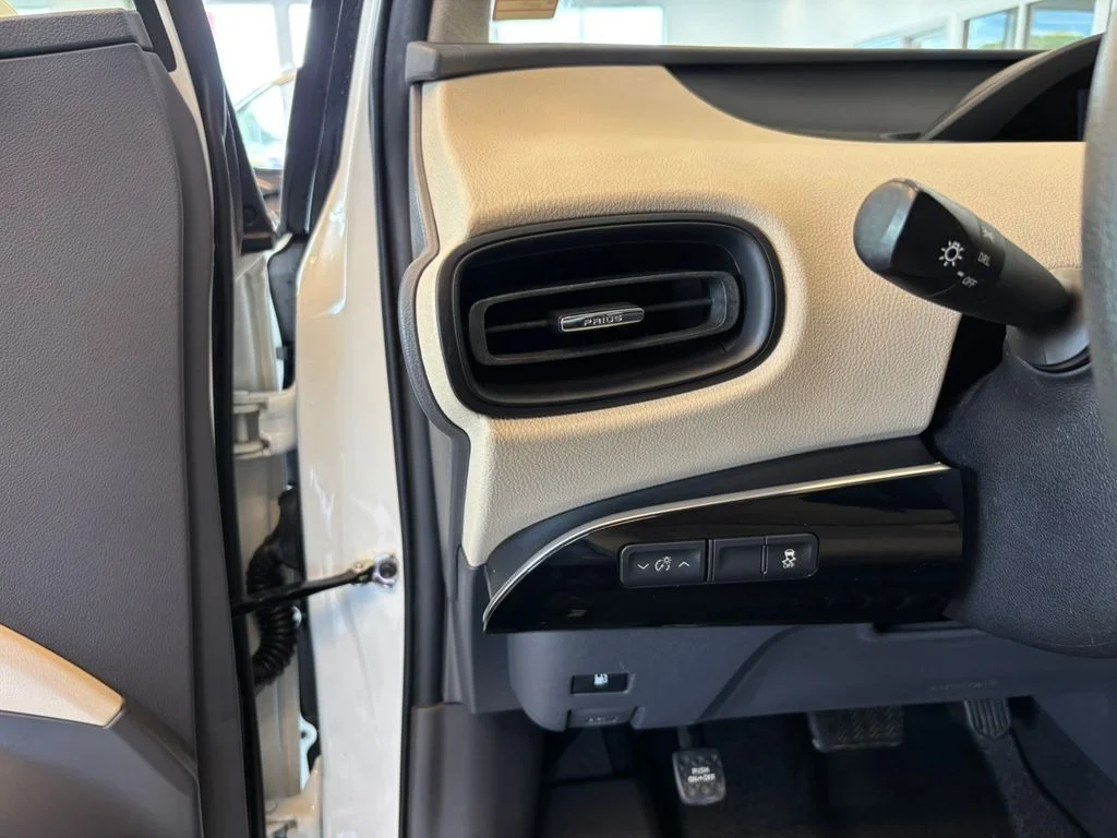 Used 2016 White Toyota Two image 16