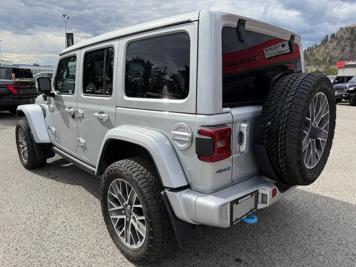 Used 2024 Silver Jeep High Altitude image 4