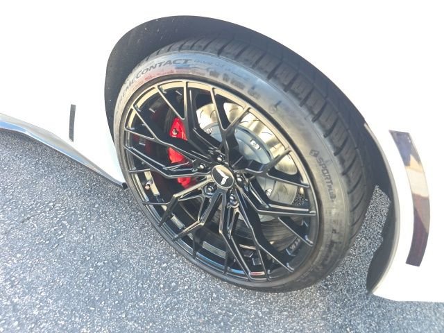 Used 2019 White Chevrolet Grand Sport image 12