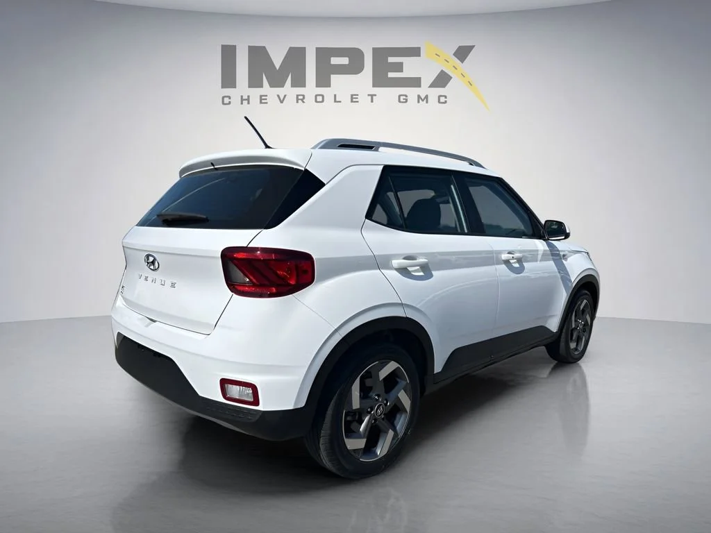 Used 2025 White Hyundai SEL image 5