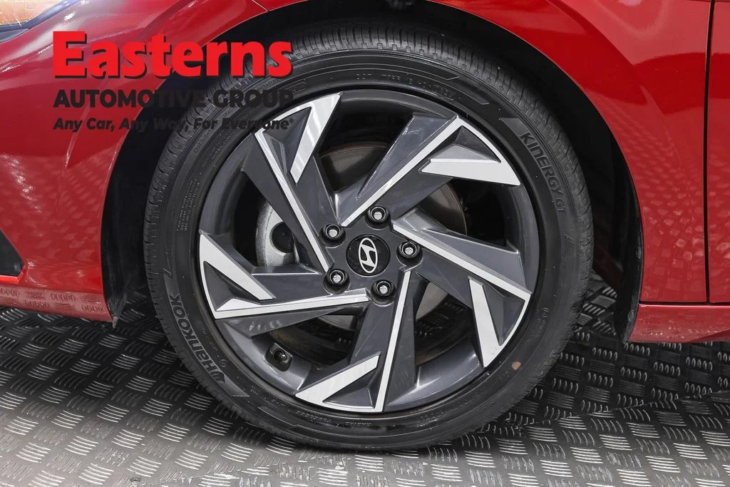 Used 2025 Red Hyundai SEL Convenience image 32