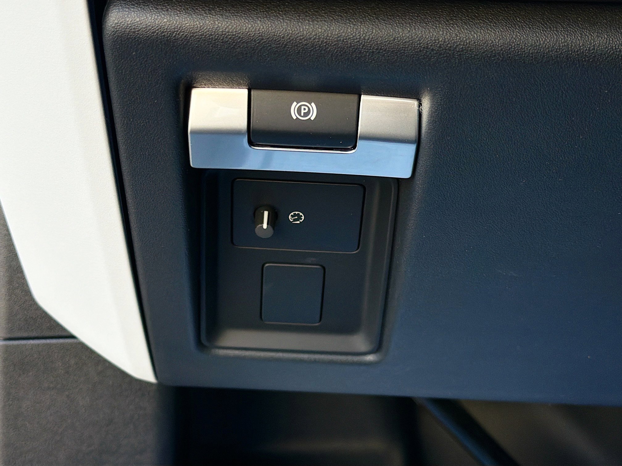 New 2026 Fuji White Land Rover X-Dynamic SE image 35