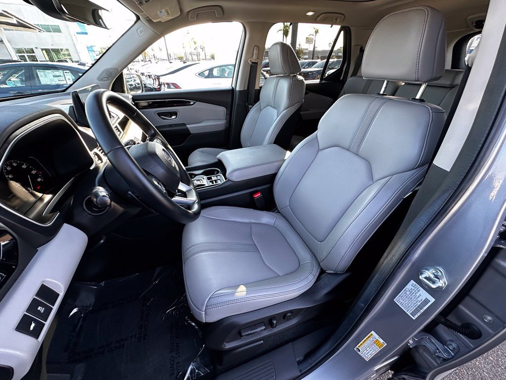 Used 2025 Lunar Silver Metallic Honda Touring image 27