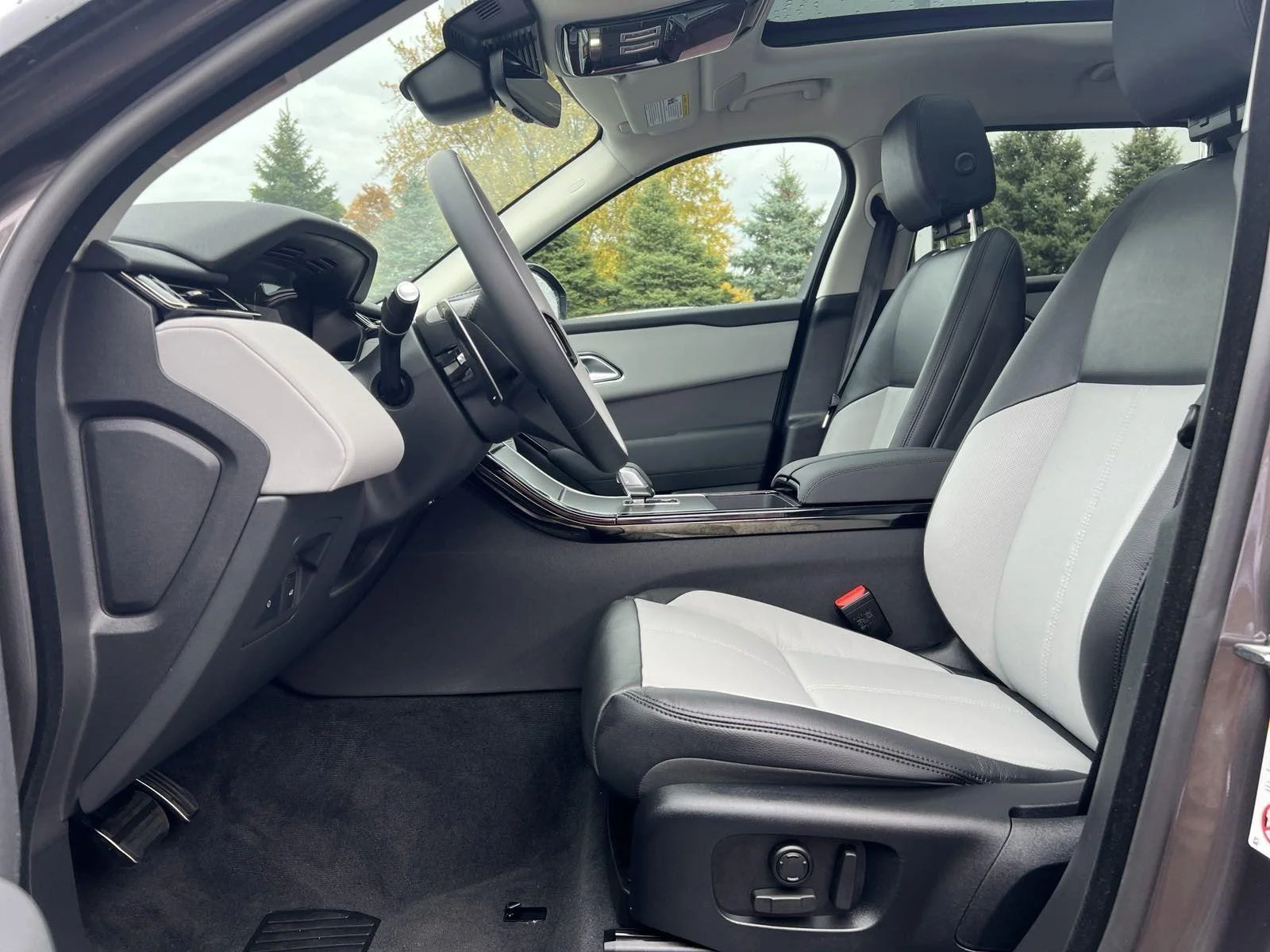 New 2025 Charente Grey Premium Metallic Land Rover Dynamic SE image 21