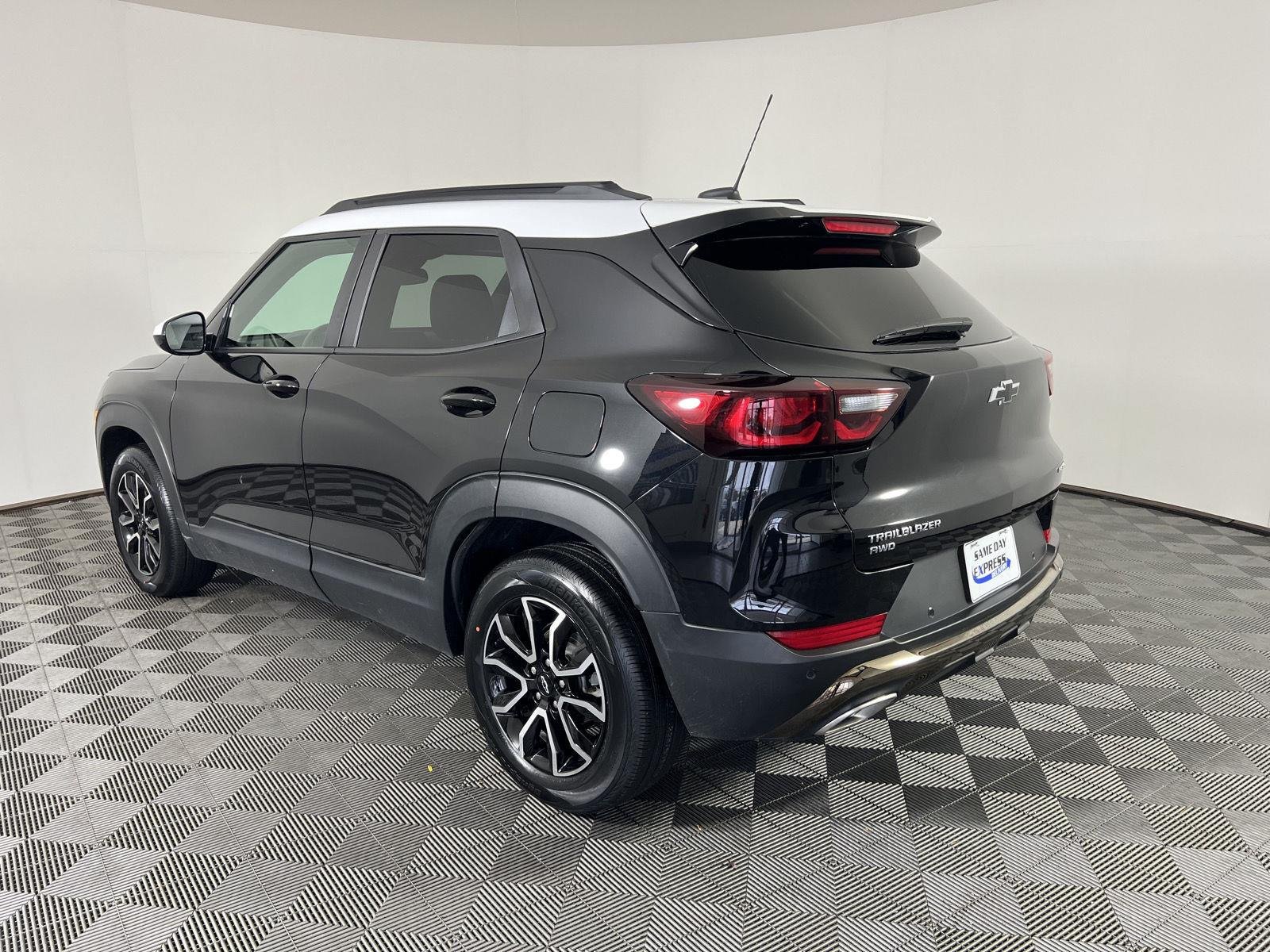 Used 2024 Mosaic Black Metallic Chevrolet ACTIV image 27