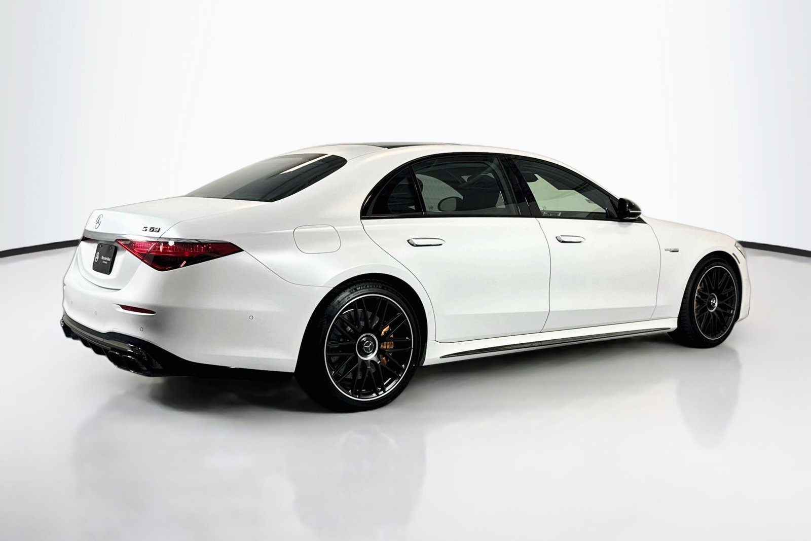 New 2026 MANUFAKTUR Moonlight White Magno Mercedes-Benz AMG® S 63 E image 5