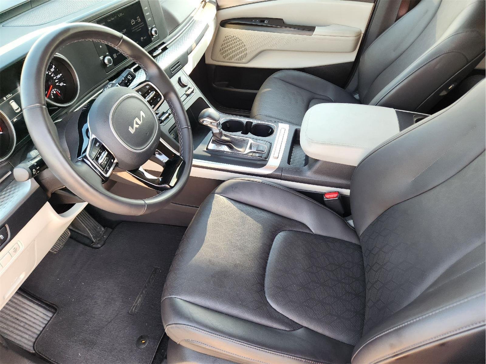 Used 2024 Snow White Pearl Kia LX image 12