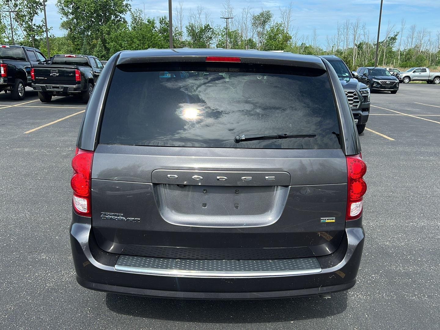 Used 2019 Granite Pearlcoat Dodge SE image 6