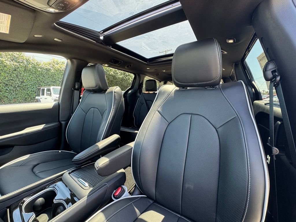 New 2027 Diamond Black Crystal Pearl-Coat Exterior Paint Chrysler Limited image 20