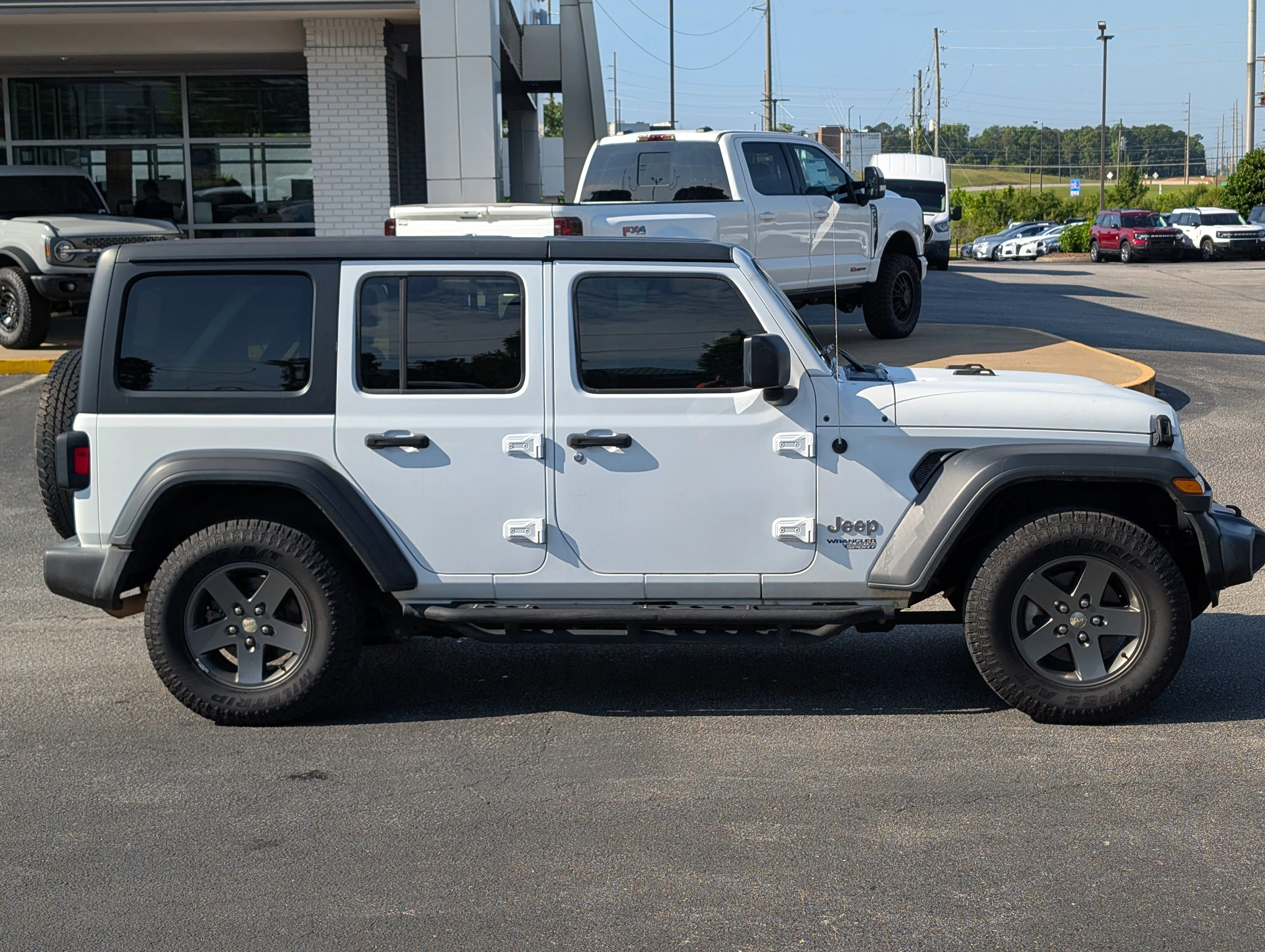 Used 2018 White Jeep Sport image 43