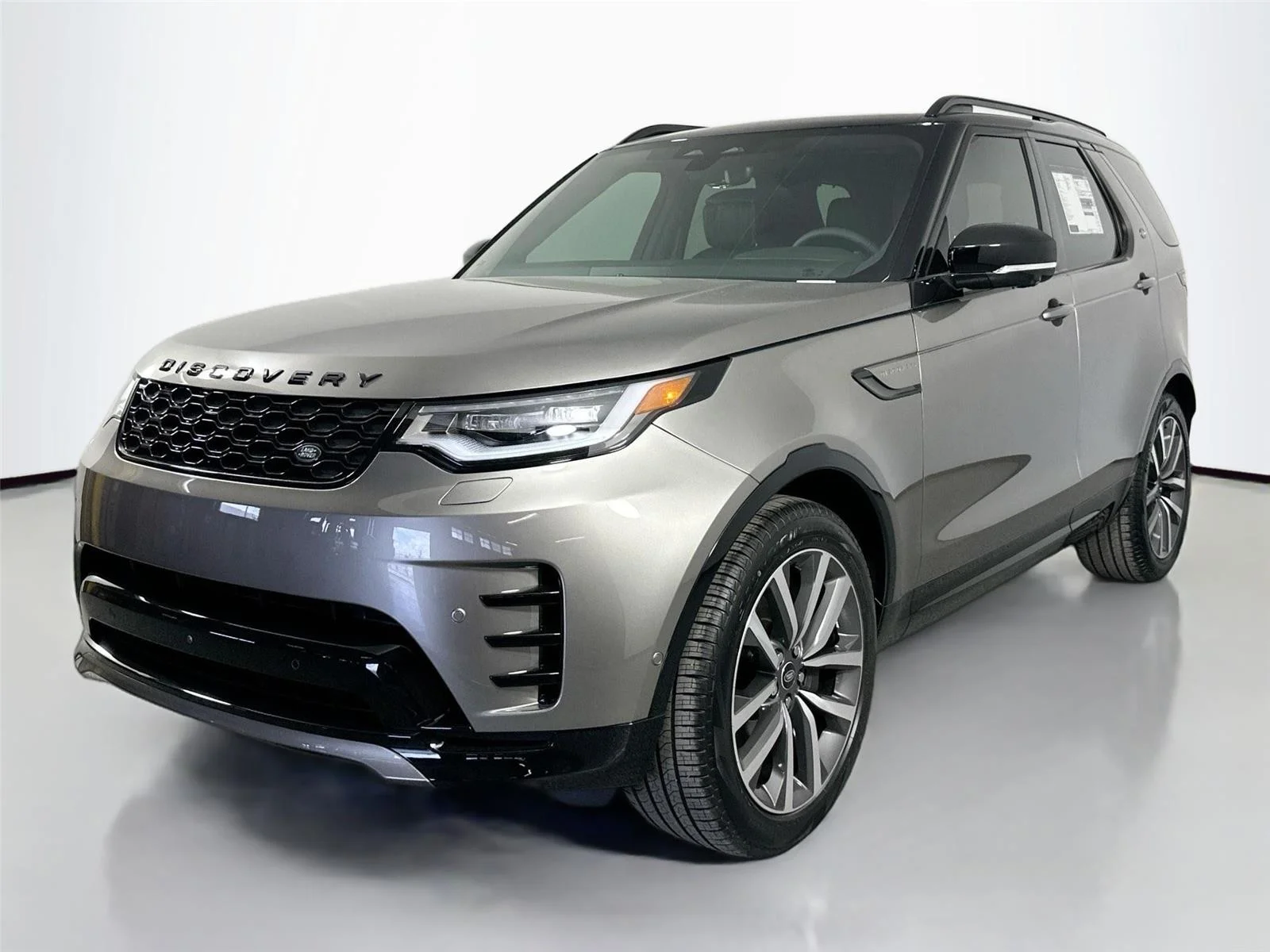 2024 Land Rover Discovery P360 Dynamic SE's photo