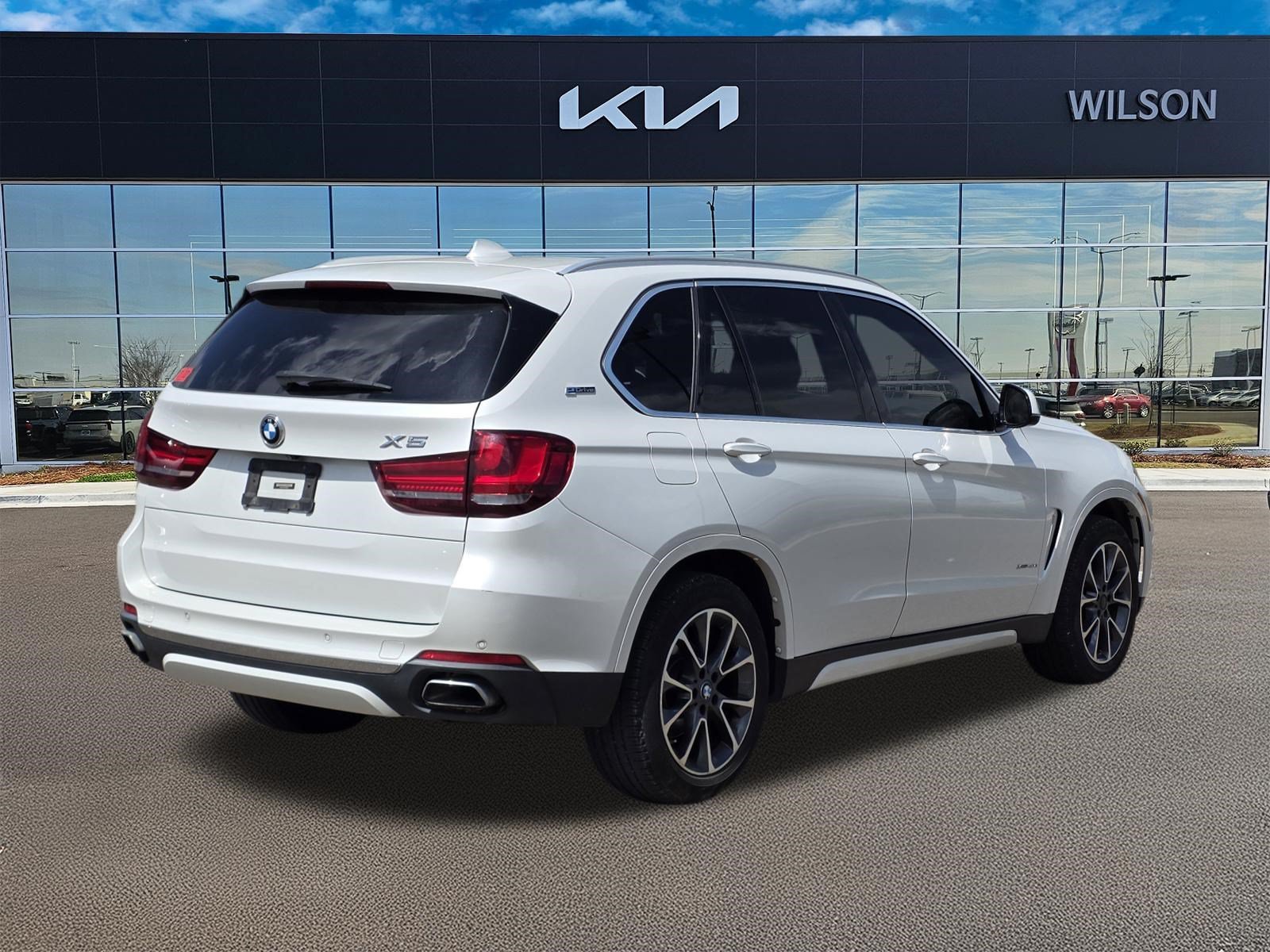Used 2017 White Metallic BMW xDrive40e iPerformance image 4