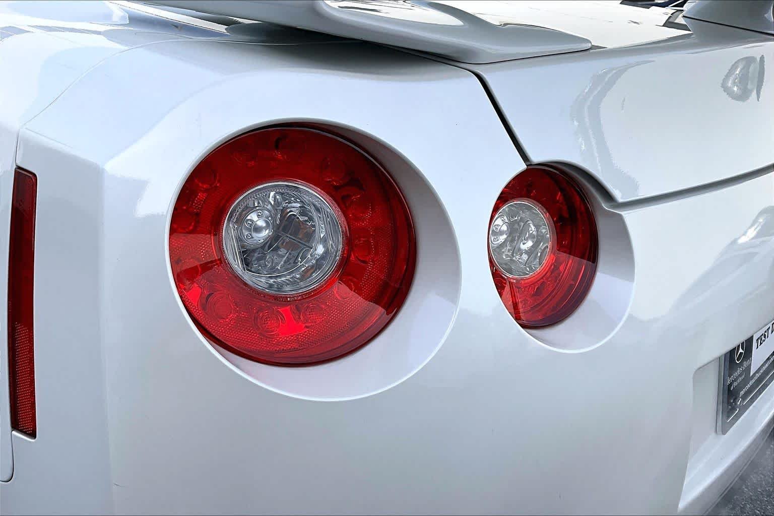 Used 2010 Pearl White Nissan Premium image 25