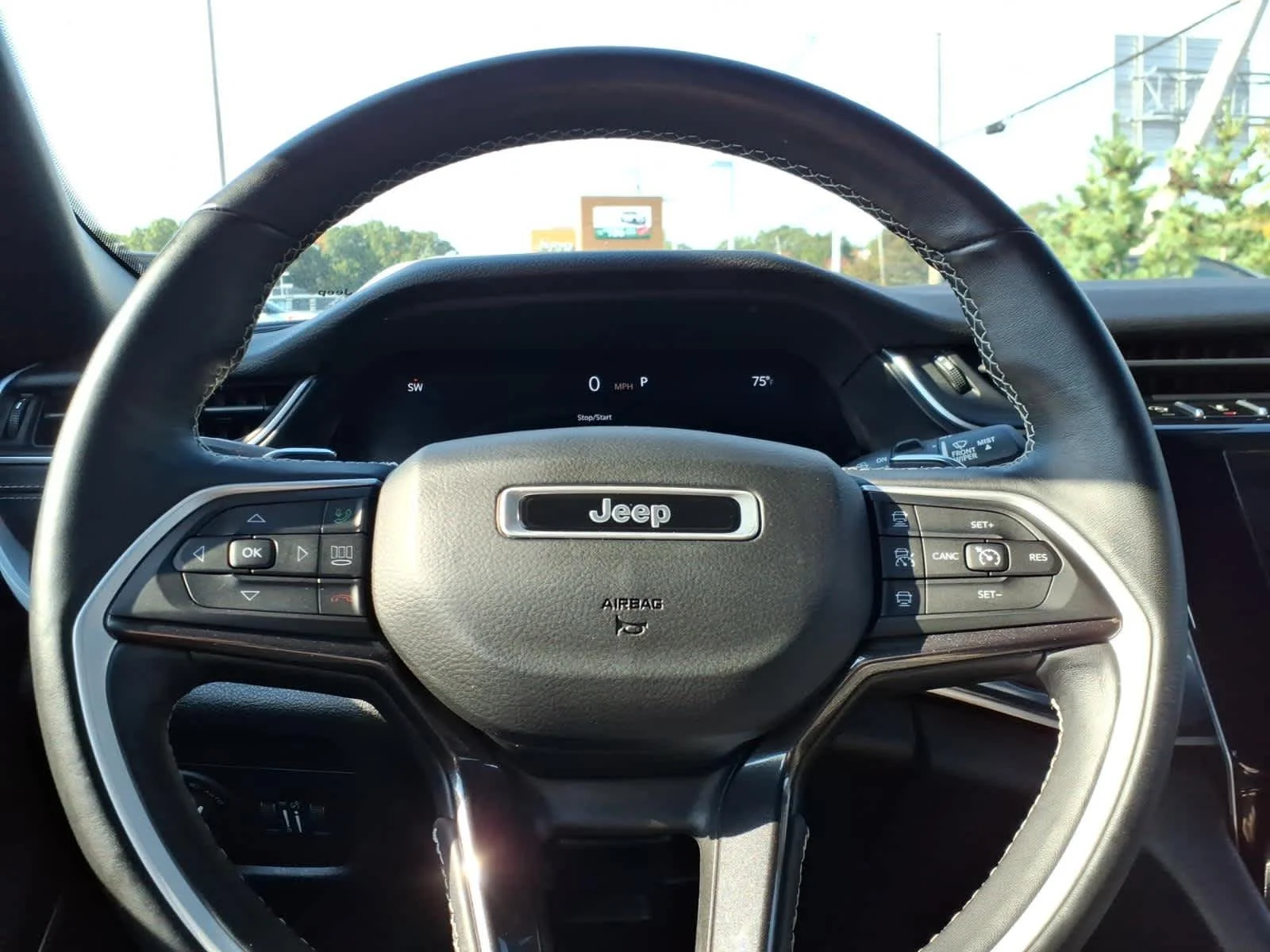 Used 2021 Diamond Black Crystal P/C Jeep Altitude image 25