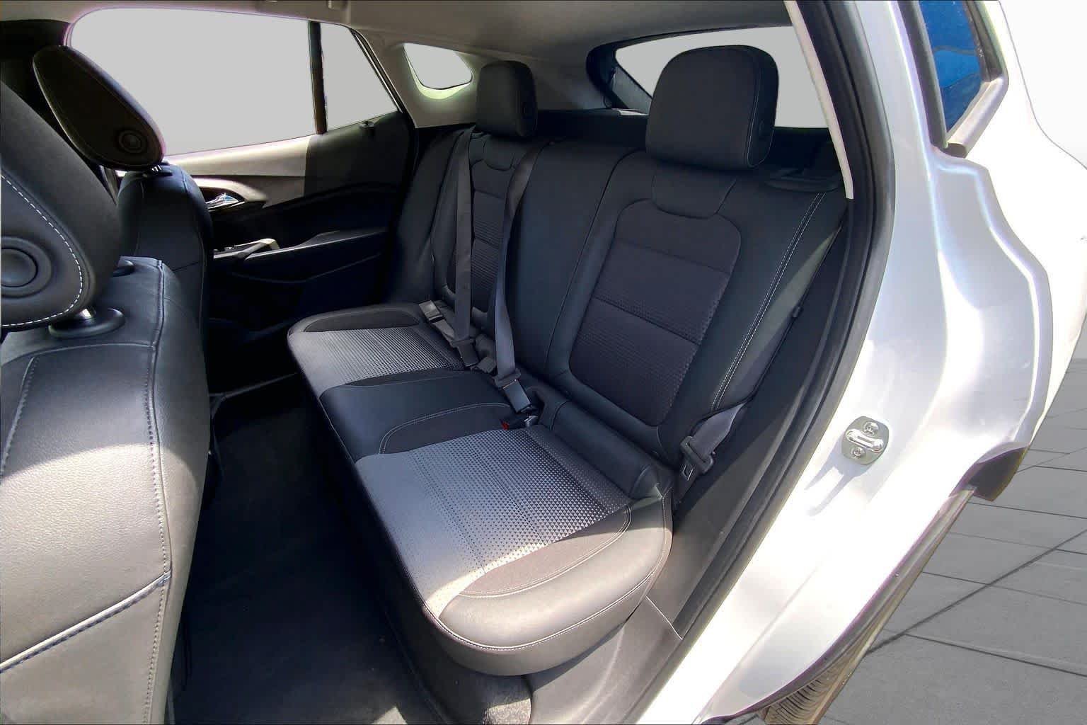 Used 2025 Summit White Chevrolet LT image 21