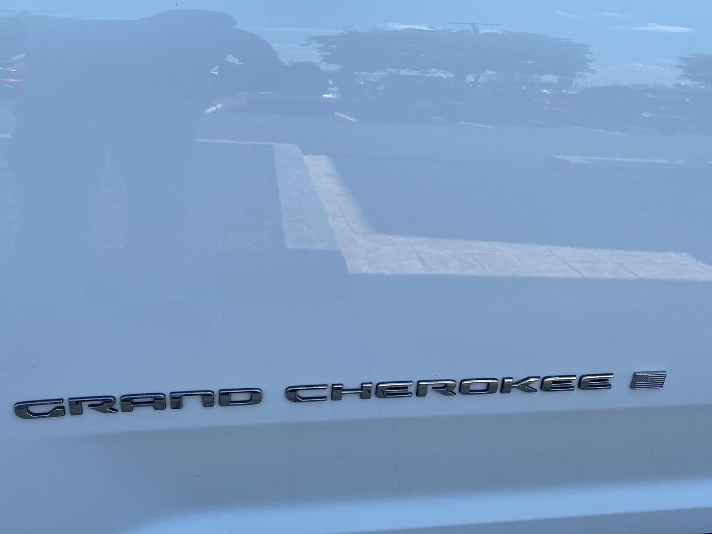 Used 2023 Bright White Clearcoat Jeep Limited image 9