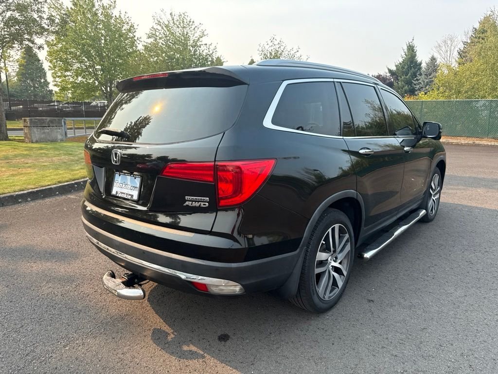 Used 2017 Crystal Black Pearl Honda Touring image 7