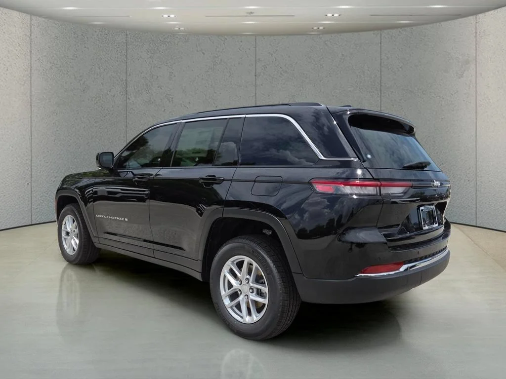 New 2026 Diamond Black Crystal Pearl-Coat Exterior Paint Jeep Laredo image 7