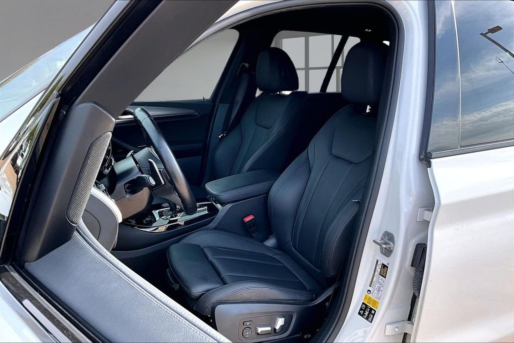 Used 2021 White BMW xDrive30i image 25