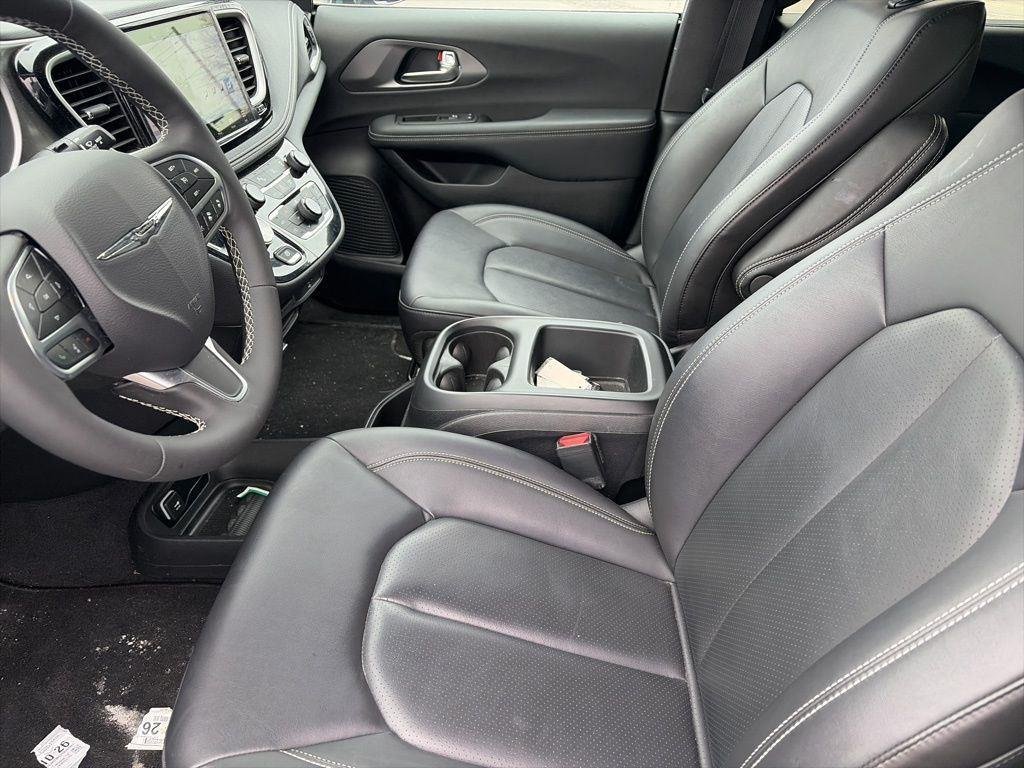 Used 2026 Silver Mist Clearcoat Chrysler Select image 6