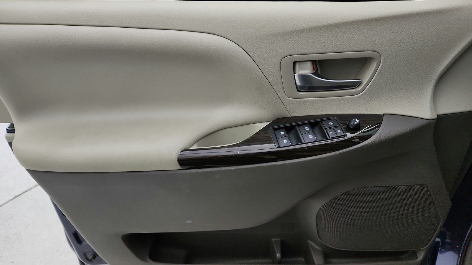 Used 2019 Beige Toyota XLE Premium image 38