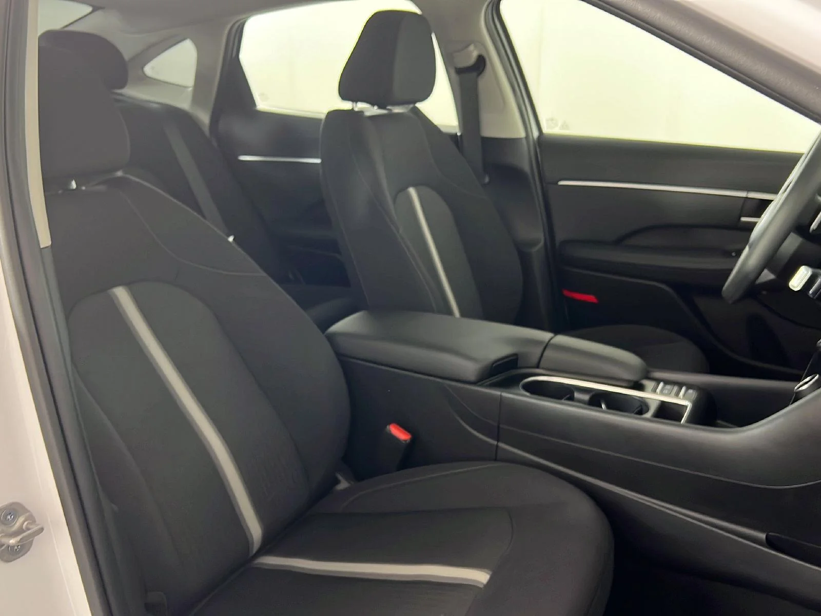 Used 2025  Hyundai  image 22
