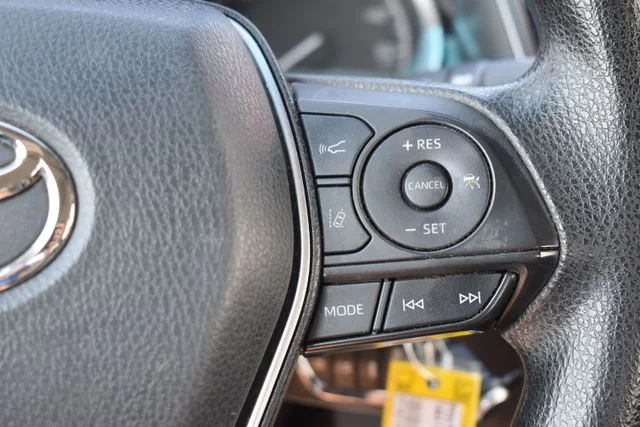 Used 2018 Silver Toyota LE image 20
