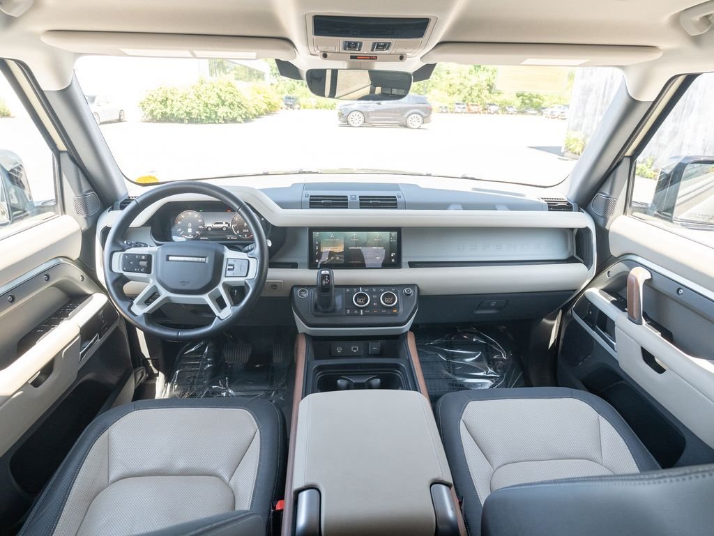Used 2024 Green Land Rover X-Dynamic SE image 17