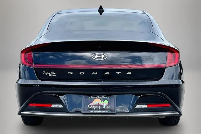 Used 2022 Black Hyundai SE image 6