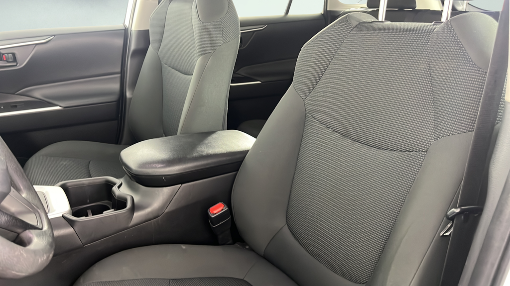 2022 Toyota RAV4 LE - Photo 31
