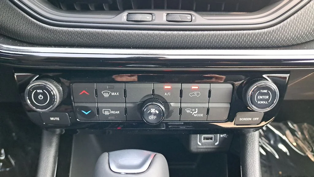 New 2026 Red Hot Pearlcoat Jeep Latitude image 21