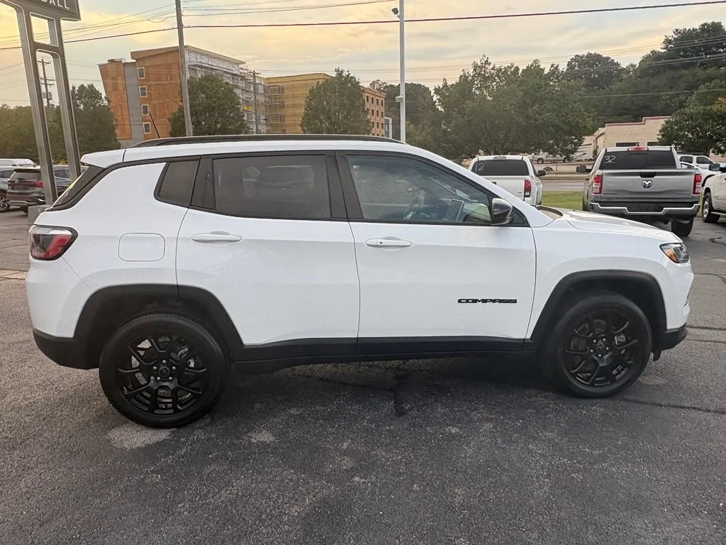 Used 2025 White Jeep Latitude image 9