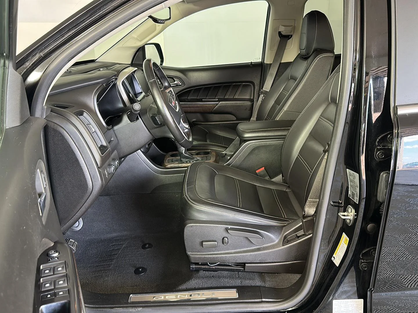 Used 2022 Onyx Black GMC 4WD Denali image 7