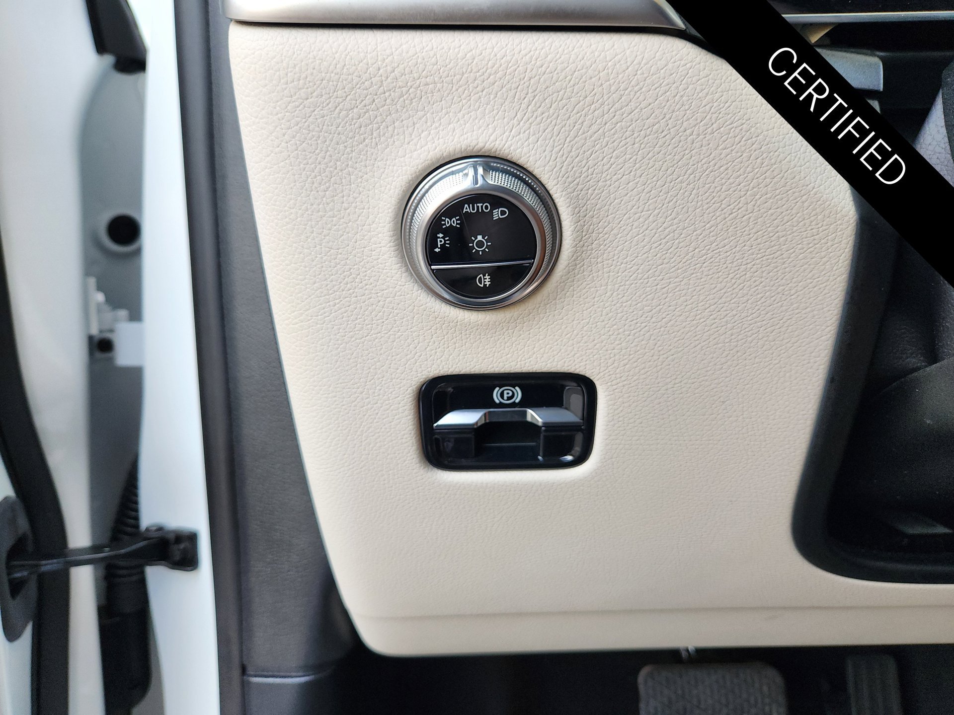 Certified Used 2024 MANUFAKTUR Moonlight White Metallic Mercedes-Benz GLC 300 image 23