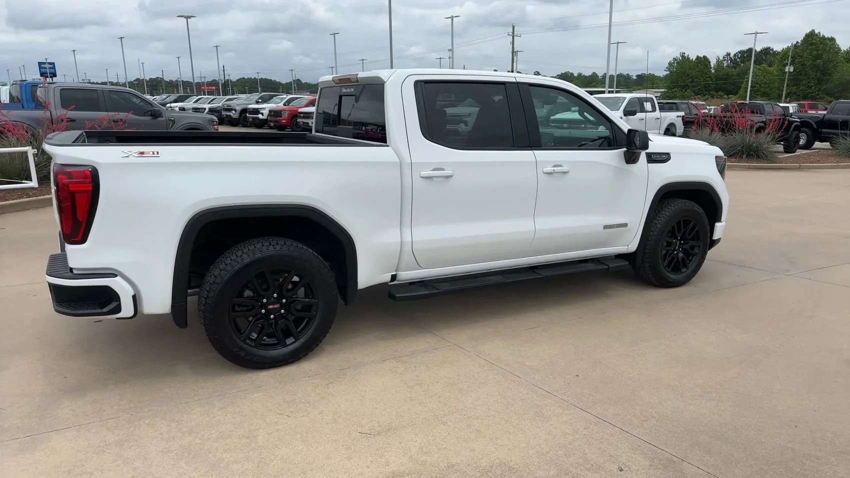 Used 2024 Summit White GMC Elevation image 9