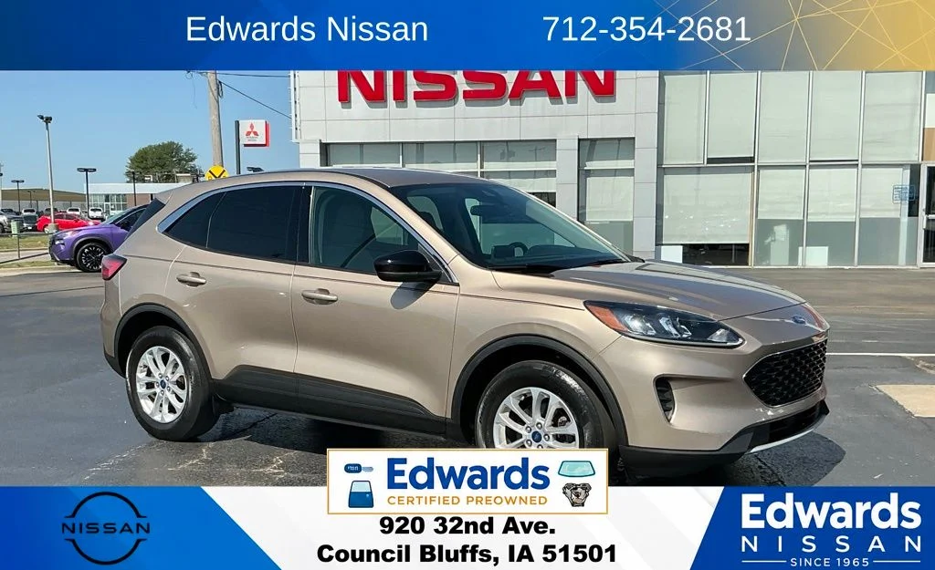 Used 2020 Gold Ford SE image 1