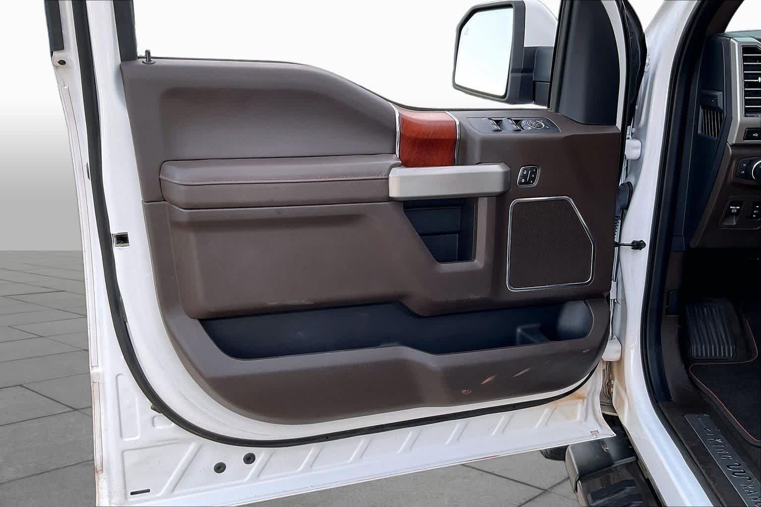 Used 2020 Oxford White/Stone Gray Ford King Ranch image 20
