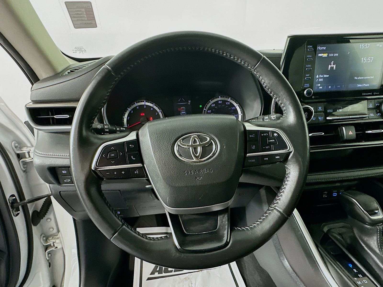 Used 2022 Pearl Toyota LE image 12