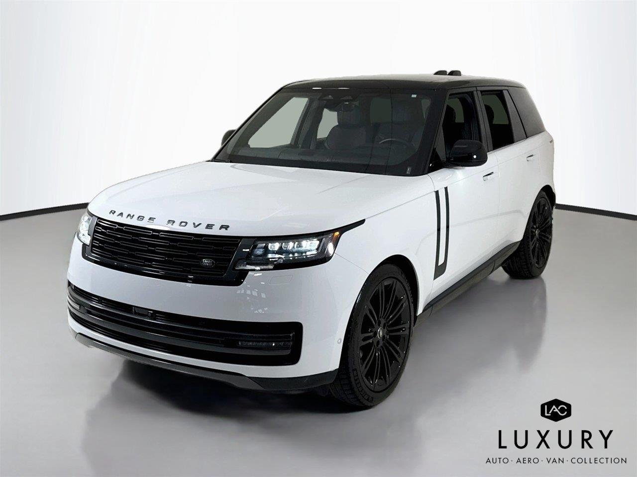 Used 2024 Fuji White Land Rover SE | Blackout Pkg | 360 Camera | Heated/Vented Seats image 4