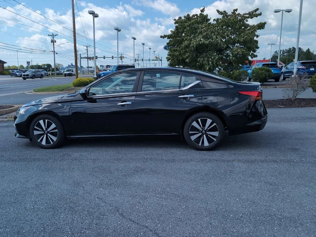 Used 2021 Black Nissan 2.5 SV image 8