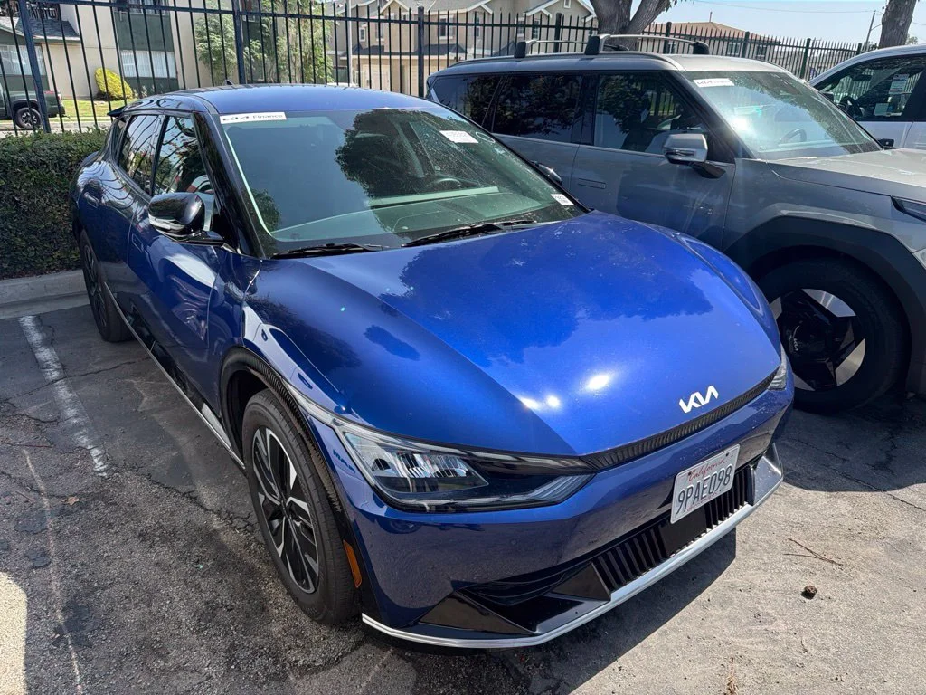 Used 2024 Blue Kia Wind image 3