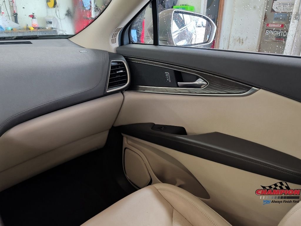 Used 2019 Brown Lincoln Select image 26