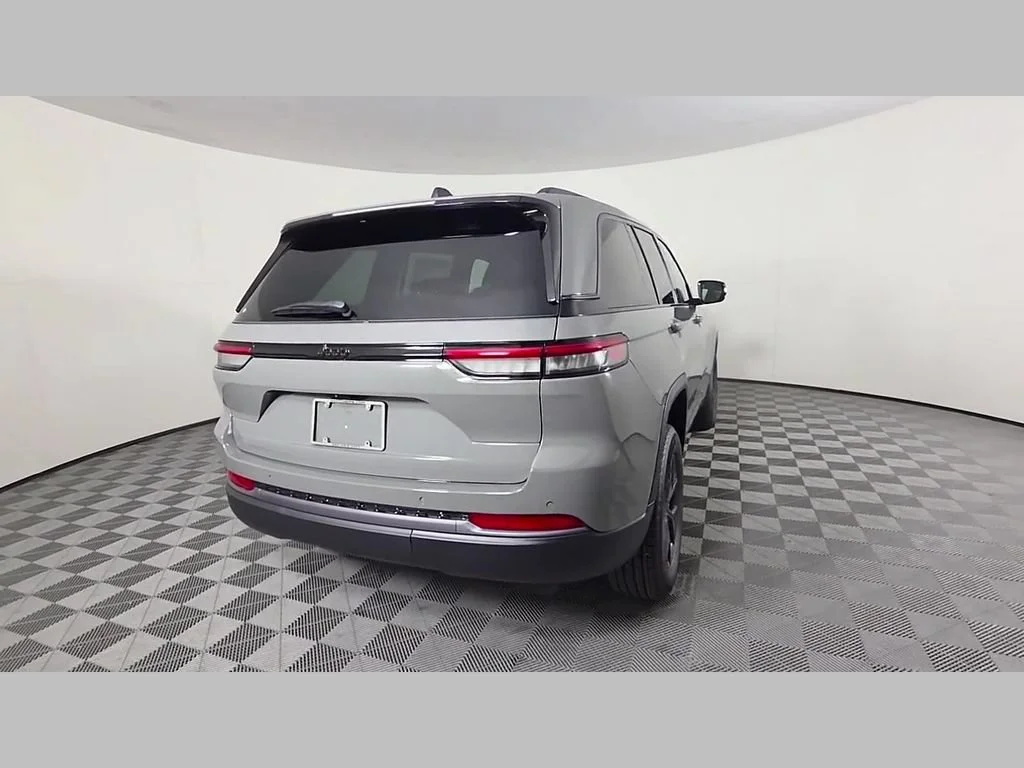New 2027 Sting-Gray Clearcoat Jeep Laredo Altitude image 26