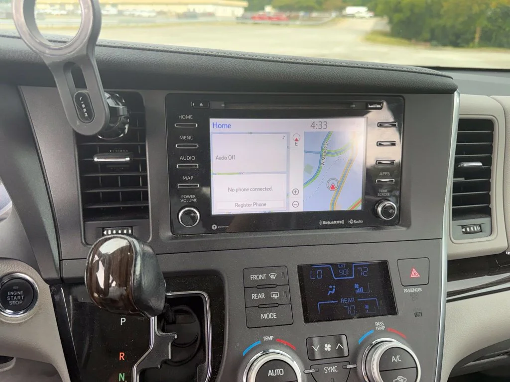 Used 2018 Silver Toyota XLE Premium image 20