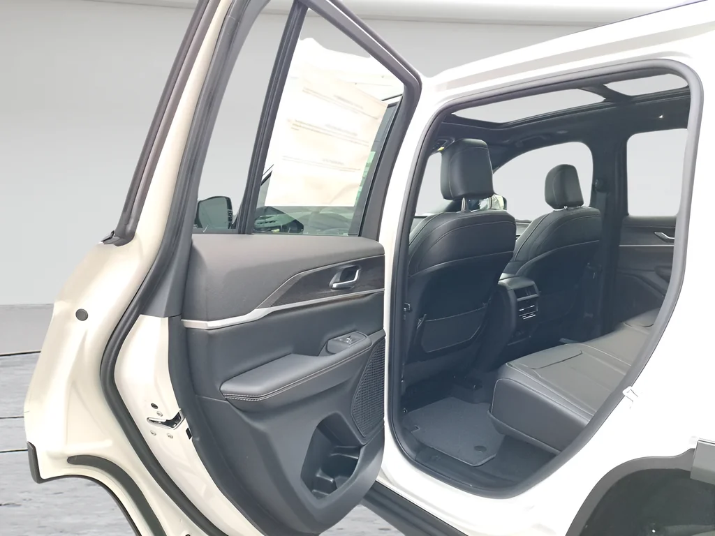 New 2025 Bright White Clear-Coat Exterior Paint Jeep Limited image 11