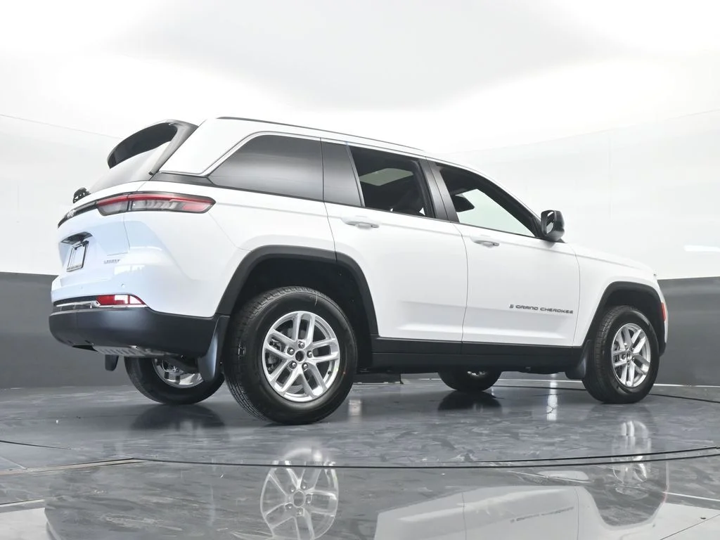 Used 2025 Bright White Clearcoat Jeep Laredo X image 55