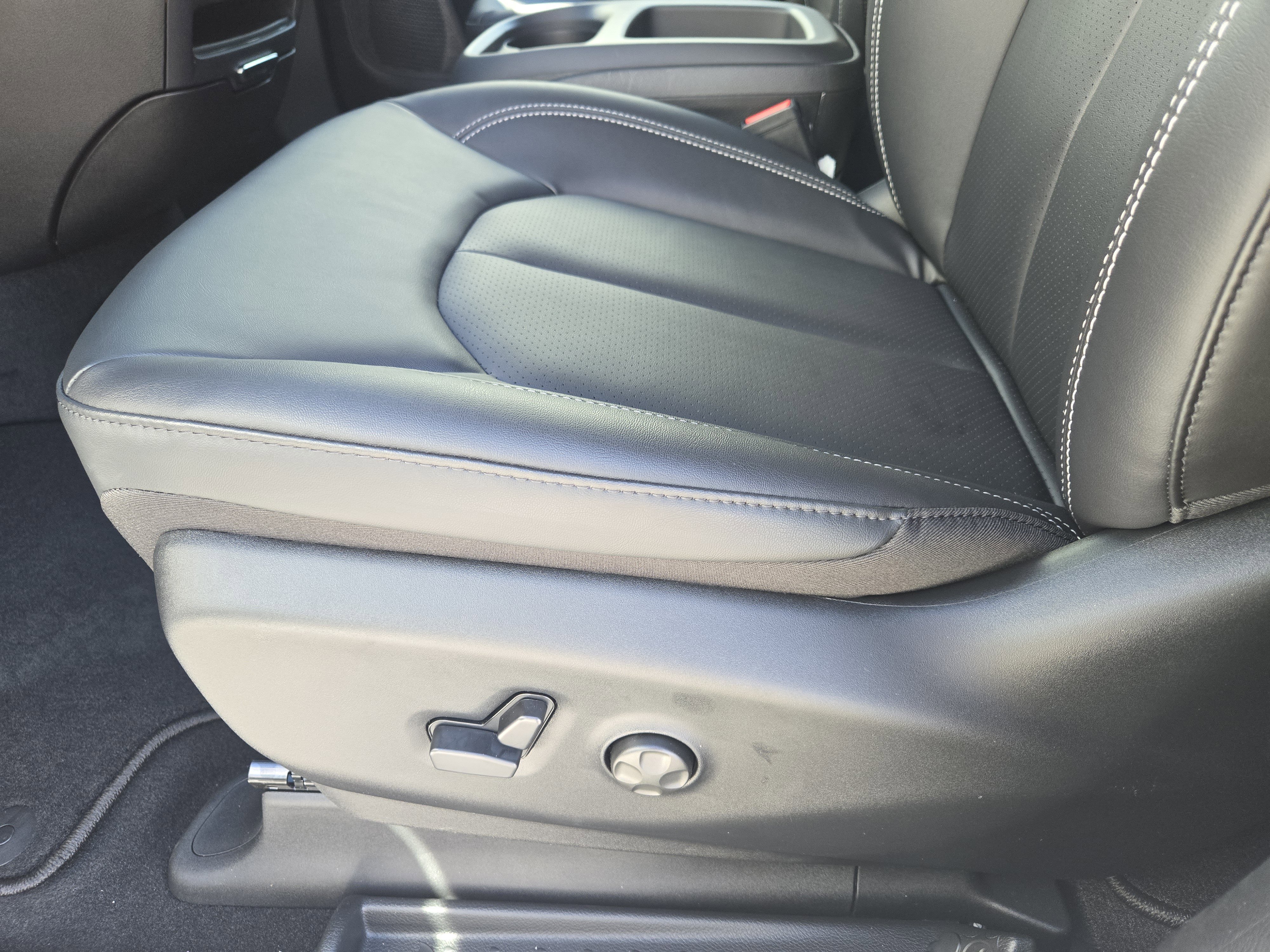 New 2026 Bright White Clear-Coat Exterior Paint Chrysler Select image 18