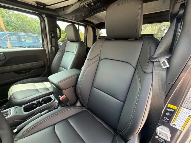 New 2026 Granite Crystal Metallic Clearcoat Jeep Sahara image 19